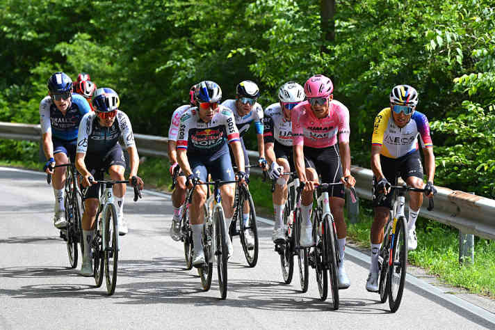 After a speed offensive by INEOS, a group of favourites briefly formed.