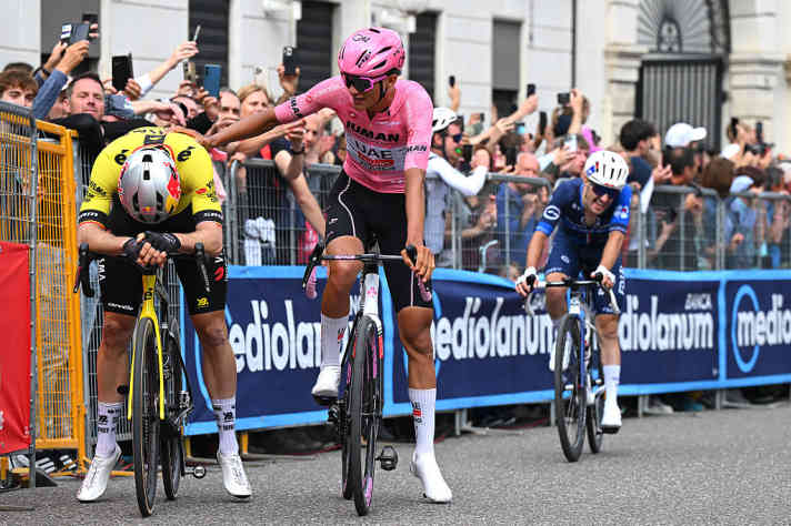 Isaac del Toro (UAE Team Emirates – XRG) landete im Ziel auf Platz drei und tröstet den erschöpften und enttäuschten Wout Van Aert (Team Visma | Lease a Bike).