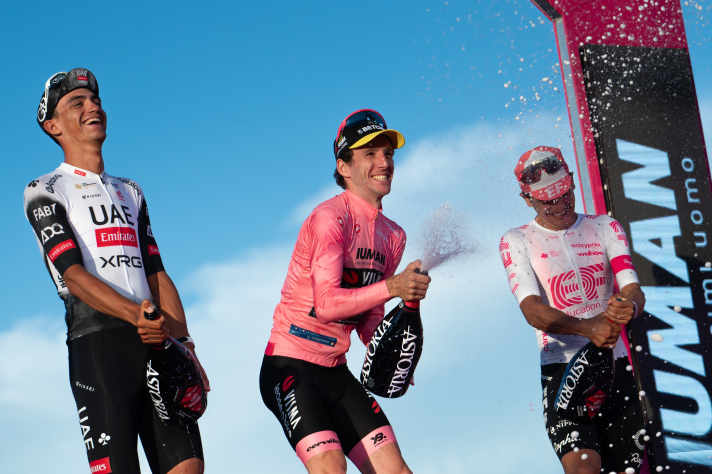 Das Podium des Giro d’Italia 2025 mit Isaac del Toro (links), Sieger Simon Yates (Mitte) und Richard Carapaz (rechts)
