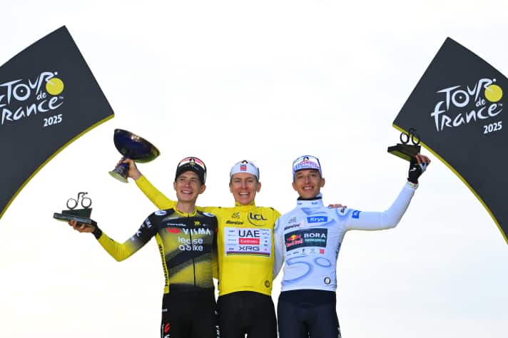 Nouveau compagnon de route : le vainqueur du Tour Pogačar avec son adversaire de longue date Jonas Vingegaard (à gauche) et le nouveau venu Florian Lipowitz (à droite) sur le podium du Tour