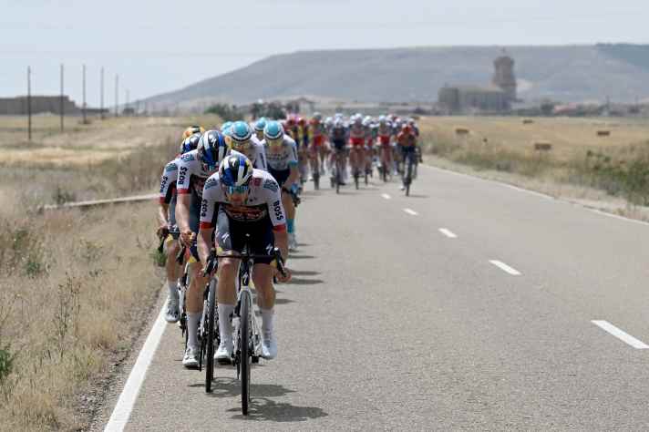 Typical Denz: The pro in the Red Bull-Bora-hansgrohe jersey towing the peloton
