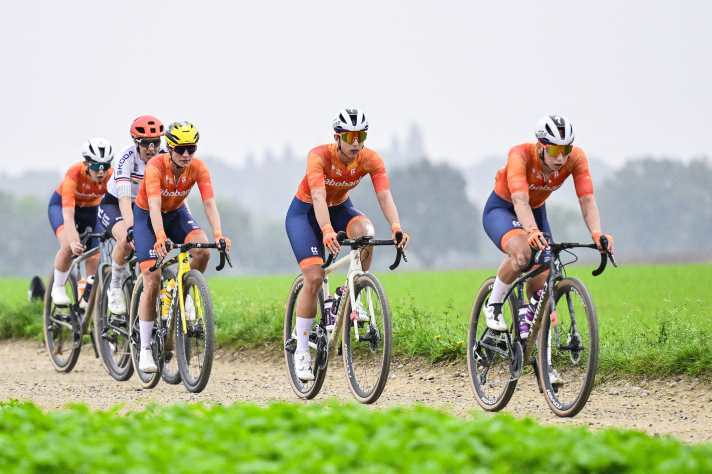 Encerclée par les autres : Romy Kasper (2ème à partir de la gauche) a fait partie d'un groupe de cinq coureurs - seule parmi les Hollandaises.