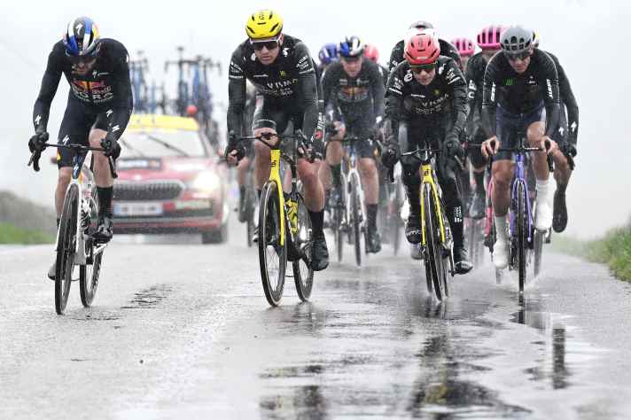Nico Denz (left, Red Bull - BORA - hansgrohe) leads the front group in the rain.