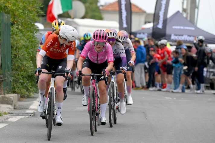Puck Pieterse (front) ensures that the sprinters around Lorena Wiebes can no longer intervene at the Poggio
