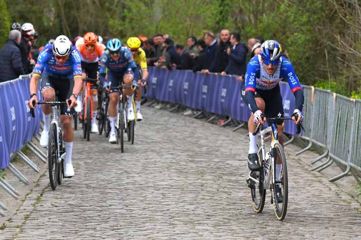 Am Taaienberg trat nach einem Antritt von Tim van Dijke (Red Bull - Bora - hansgrohe) schließlich Mathieu van der Poel (Alpecin - Premier Tech) in Aktion. | Getty Images/ Tim de Waele