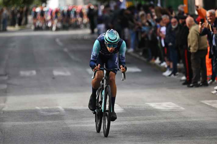 Drei Kilometer vor dem Ziel griff Alec Segaert (Bahrain - Victorious) an.
