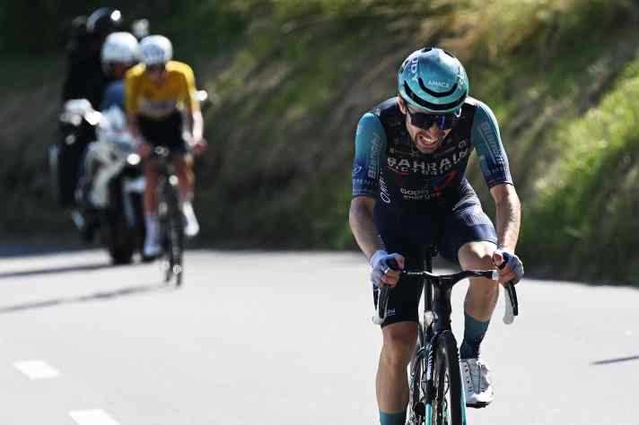 Lenny Martinez (Bahreïn – Victorious) devance Tadej Pogcar (UAE Team Emirates – XRG).