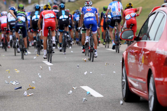 Auch im Profi-Peloton fällt bei den Fahrern einiges an Verpackungsmüll an