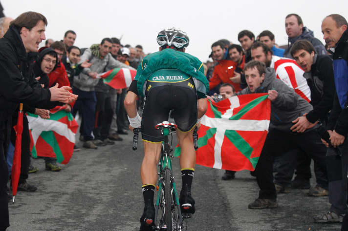 Dans les montées, les fans de cyclisme basques font la haie d'honneur