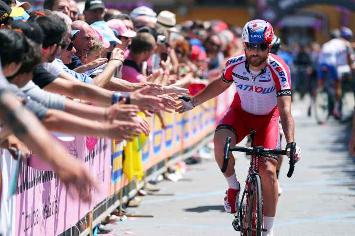 2014 wurde die 13. Etappe des Giro d’Italia in Fossano gestartet, mit Ziel in Rivarolo Canavese. Luca Paolini klatscht mit den Fans vor dem Start ab