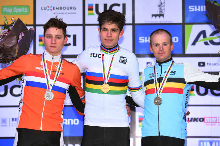 Lange ist’s her: Wout van Aert (Mitte) besiegte im Jahr 2017 Mathieu van der Poel (links) bei der Cross-WM