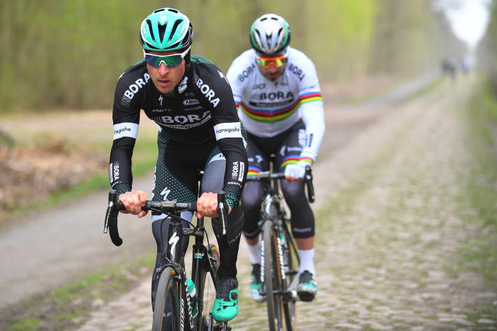 Côte à côte : Maciej Bodnar (devant) et Peter Sagan (derrière) à l'entraînement dans la forêt d'Arenberg avant Paris-Roubaix 2017