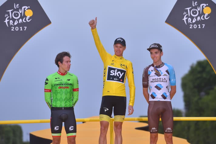 Proche : Bardet (à droite) sur le podium parisien 2017 aux côtés du vainqueur du Tour Chris Froome et de Rigoberto Uran (à gauche)