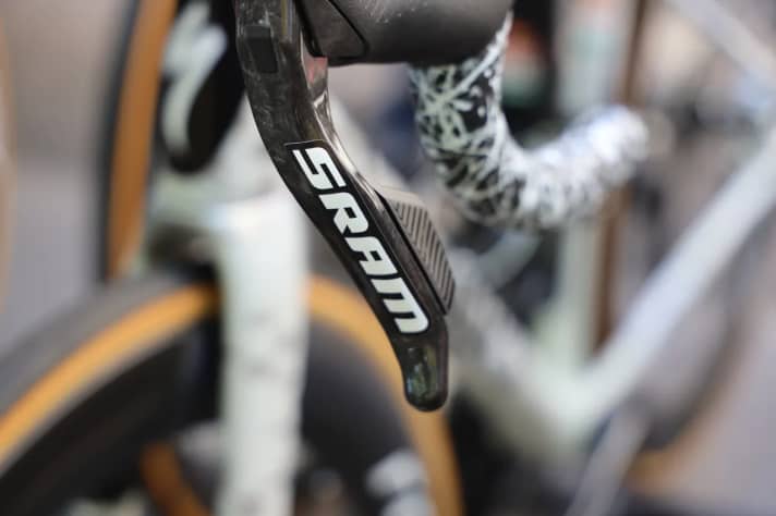 Attention to detail: Even the stickers of the sponsor SRAM are in white