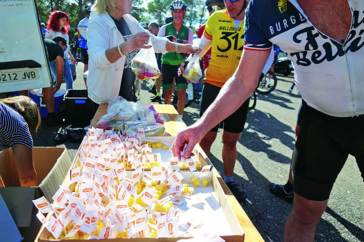 Essen vom Sponsor: Menorca ist bekannt für seinen Käse, den es auch an den Verpflegungsstellen gibt.