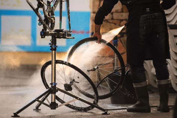 Mit einem guten Montageständer arbeitet man in der Heim-Werkstatt wie Profi-Mechaniker.