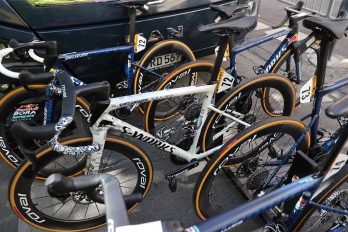 Wie es sich für den aktuellen Weiß-Träger gehört, ist Florian Lipowitz mit einem weißen S-Works Tarmac SL8 von Specialized unterwegs.