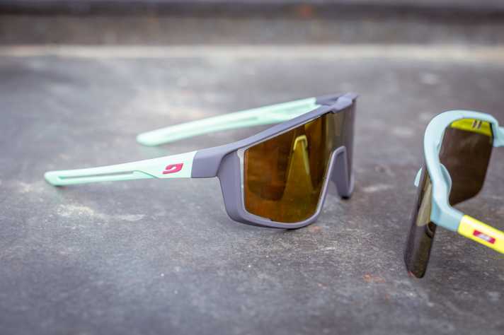 Le Fury Junior est un modèle à cadre intégral avec un large écran monobloc, un léger effet miroir et une protection UV à 100 %.