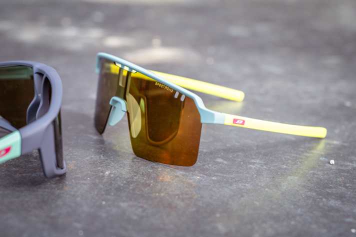 The Intensity Junior also relies on a large mono lens, but dispenses with the lower frame. This saves weight while providing a larger field of vision.