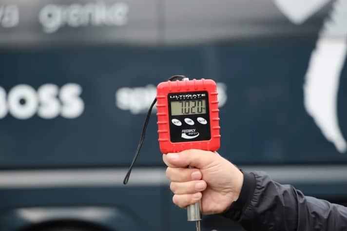 Das Specialized S-Works Tarmac SL8 von Florian Lipowitz an der TOUR-Waage