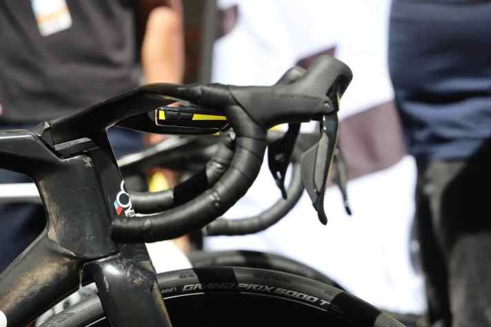 Die Halterung von der Seite mit Fahrradcomputer