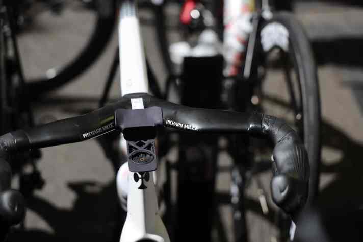 Fits perfectly into the V-shaped handlebar of the Colnago Y1R