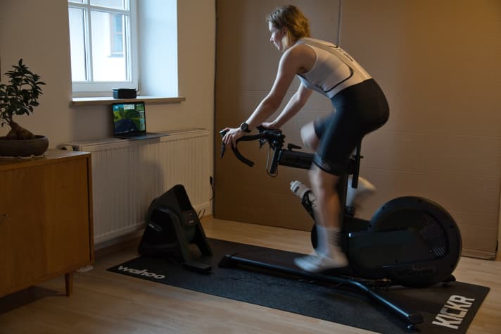 Was sofort auffällt ist die Geräuschkulisse - und zwar im Positiven. Das Kickr Bike Shift ist leise.