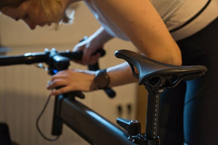 Die Sitzposition wird am Rad eingestellt, die Schaltung in der Wahoo-App