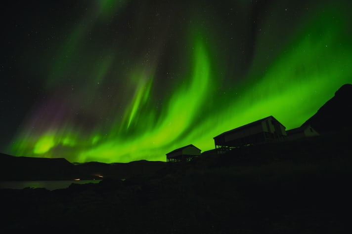 Wozu die Schinderei? Vielleicht auch, um eines Abends bei Meeresrauschen am Strand zu liegen und tanzende Nordlichter zu ­bestaunen …