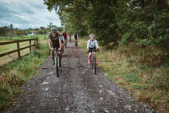 Des journalistes, des femmes journalistes et des personnes de Schwalbe étaient ensemble en tournée. J'ai profité de l'occasion pour m'entretenir avec Peter Krischio, chef de produit Race Gravel Cross.