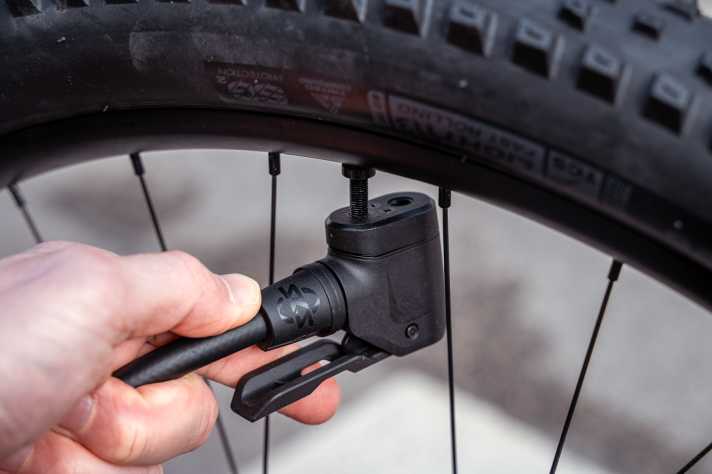 Der Multi-Valve-Pumpenkopf lässt sich leicht bedienen, schließt sehr dicht ab und passt auf Presta-, Schrader- und Dunlop-Ventile.