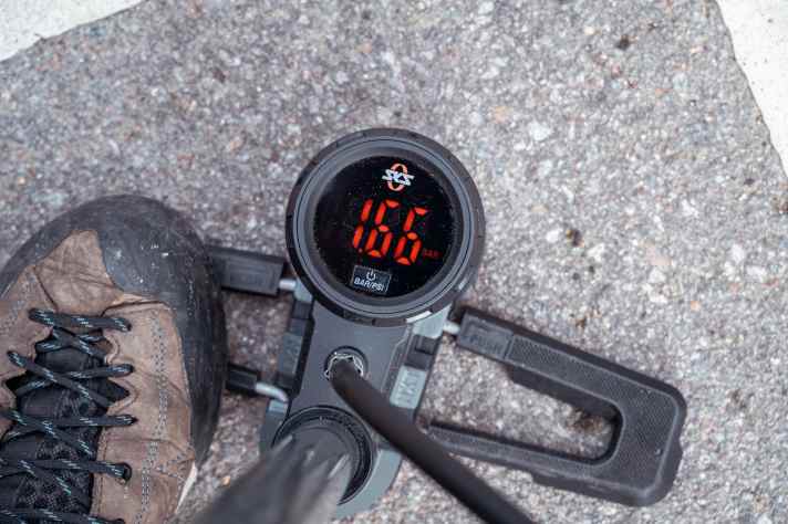 Wichtigste Neuerung: ein digitales Display. Das lässt sich wesentlich leichter und präziser ablesen als das analoge Pendant.