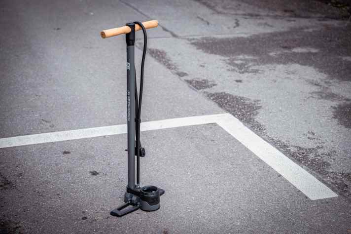 SKS hat den Rennkompressor neu aufgelegt. Die hochwertige Standpumpe wird größer, leistungsstärker und digital.