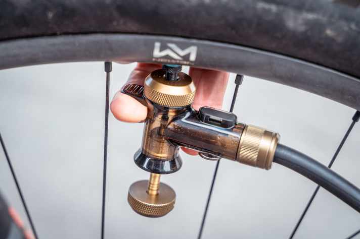 A small nose and a release valve help you to set the right air pressure when putting it on and taking it off.