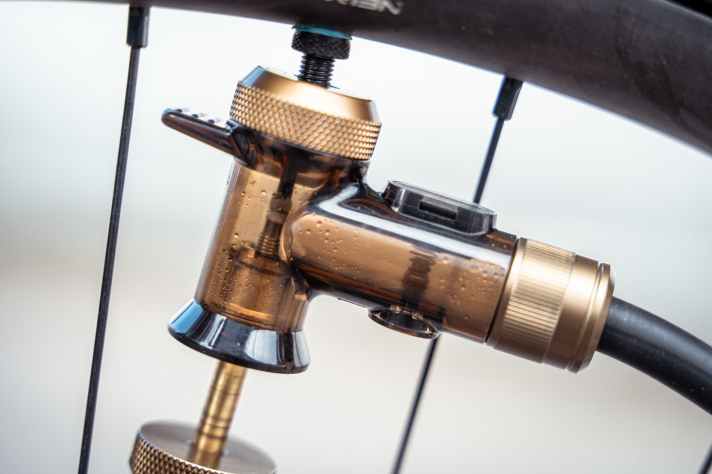 It's magic : lorsque le noyau de la valve est dévissé, le pneu reçoit nettement plus d'air. Ainsi, la configuration tubeless est réussie sans que l'air ne se perde à la fin.