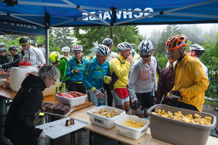 Banana pieces provide bio-energy in the form of easily utilisable carbohydrates for the legs and fill the stomach