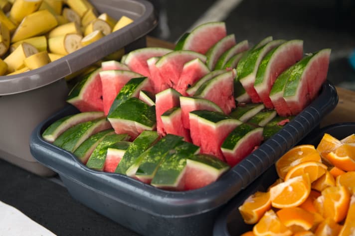 Les fruits frais permettent de varier les aliments sportifs concentrés, mais ne peuvent pas les remplacer.