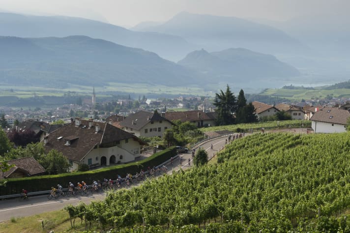 Vom oberen Ortsteil Kalterns klettert die Straße zur Kalterer Höhe und trifft gleich auf die Mendelpass-Straße.