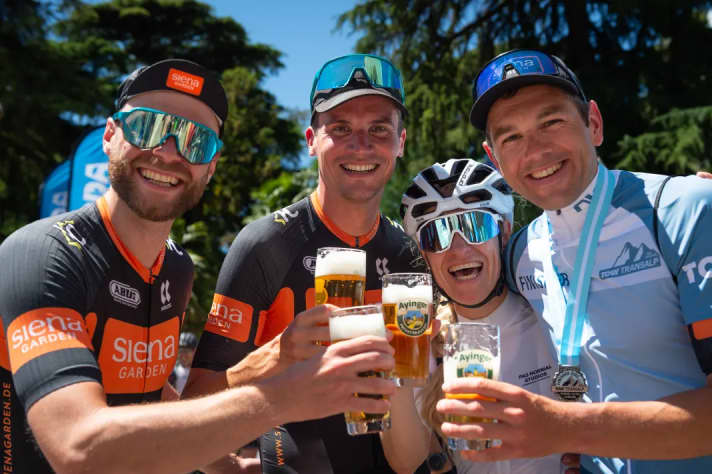 Beim einem kühlen alkoholfreien Bier nach der Etappe kann gefachsimpelt und sich über alle Rennrad-Themen ausgetauscht werden.