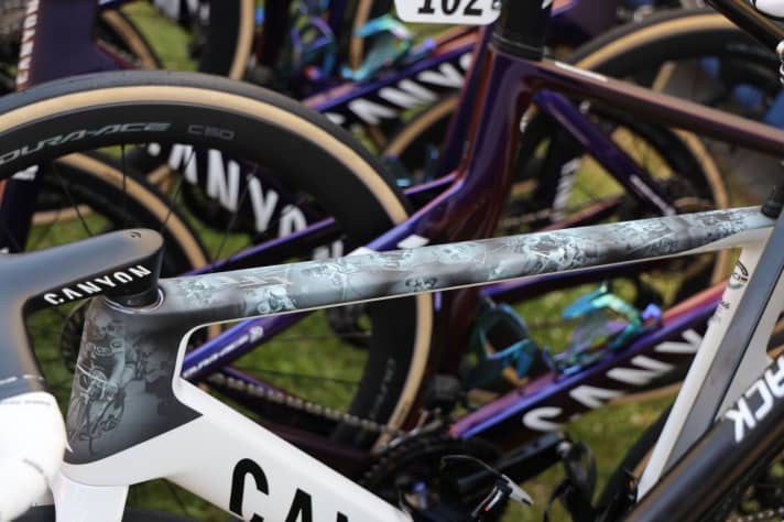 Das Oberrohr zieren Aufnahmen aus besonderen Radsport-Momenten von Mathieu van der Poels Großvater Raymond Poulidor