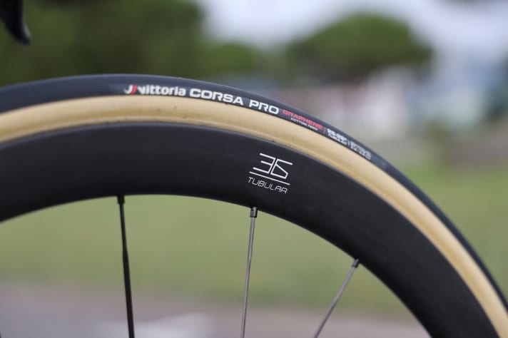 Das Gewicht ist nur mit Schlauchreifen möglich: die üblicherweise gefahrenen Tubeless-Felgen und -Reifen wiegen etwa 200 Gramm mehr.