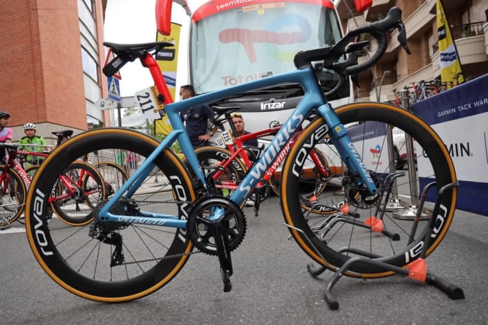 Bislang fuhr TotalEnergies auf Rennrädern von Specialized: Bei der Tour de France 2023 hatte TOUR das Tarmac SL7 von Peter Sagan vor der Linse