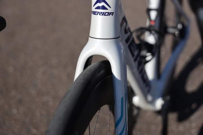 Der Aero-Renner bietet eine üppige Reifenfreiheit. Sonny Colbrelli gewann auf dem Modell 2021 Paris-Roubaix, mit 32-Millimeter-Reifen