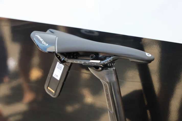 La selle est serrée extrêmement à l'avant du cadre