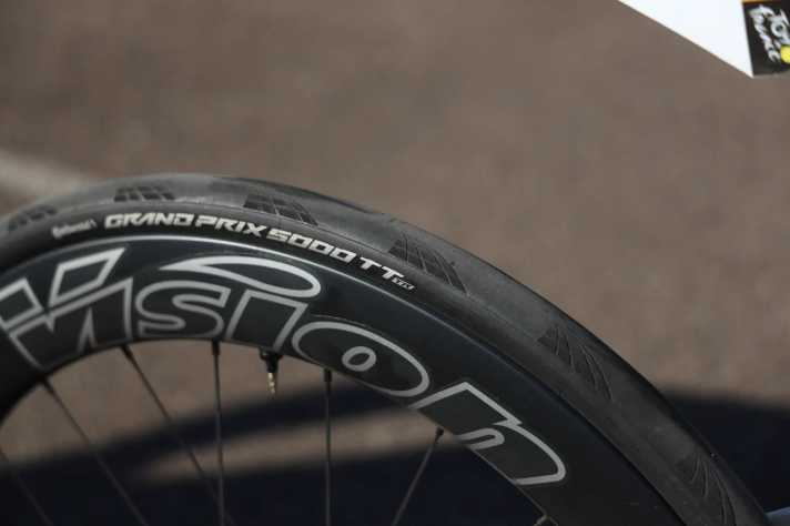 The time trial tyres from Continental are slightly lighter than the tyres on the standard model
