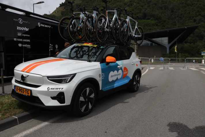 Team dsm-firmenich PostNL fährt einen elektrischen Volvo XC40 inzwischen bei allen Rennen.