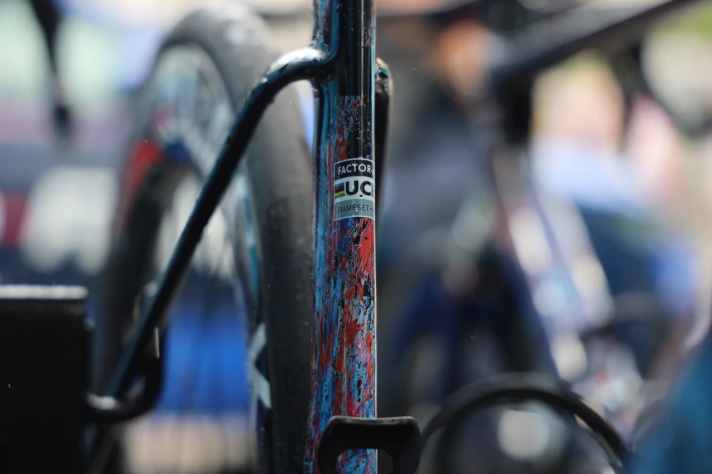 La finesse du tube de selle et la silhouette laissent penser que l'Ostro n'est pas lent.