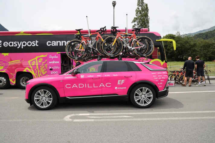 Der Cadillac des Teams EF Education EasyPost ist unübersehbar.