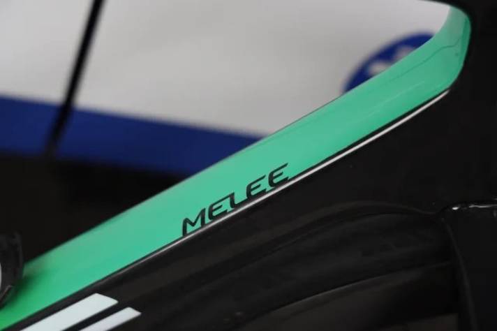 Jeder Fahrer hat eine andere Farbe auf dem Unterrohr des sonst schwarz gehaltenen Rahmens.