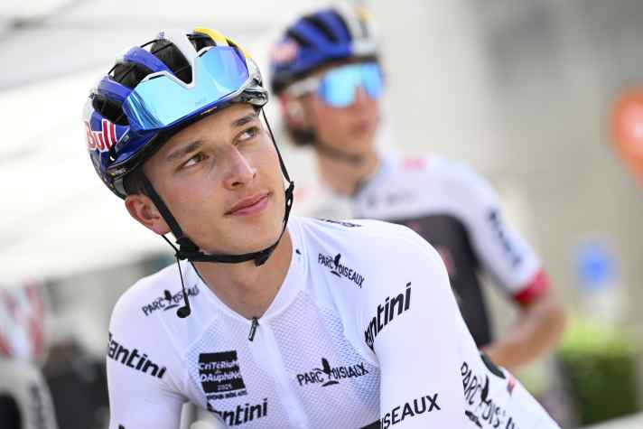 Weiß ist die Farbe der Hoffnungsträger im Radsport - als Kleidungsstück des besten Nachwuchsfahrers. Wie bei der Dauphiné könnte Lipowitz die Wertung auch bei der Tour in den Blick nehmen / Foto: dpa / pa